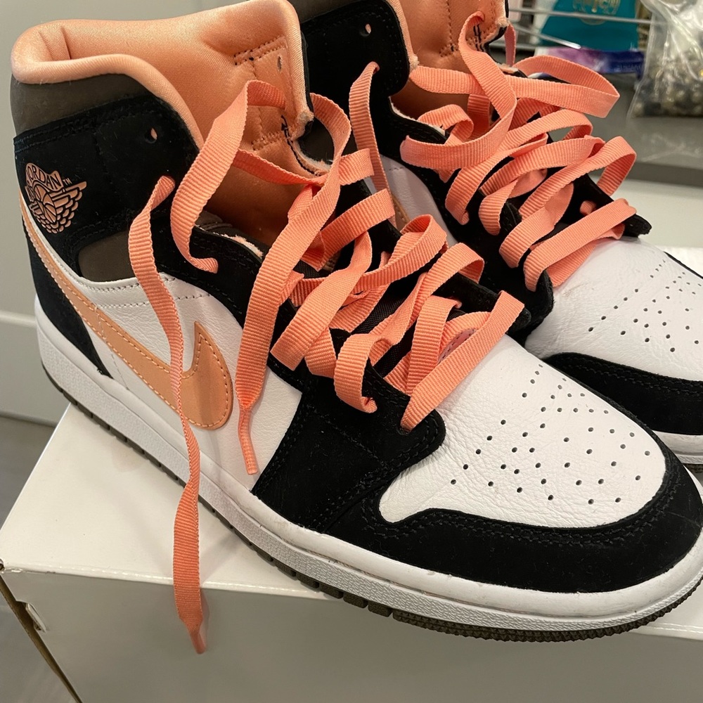 Air Jordan 1 mid SE New season